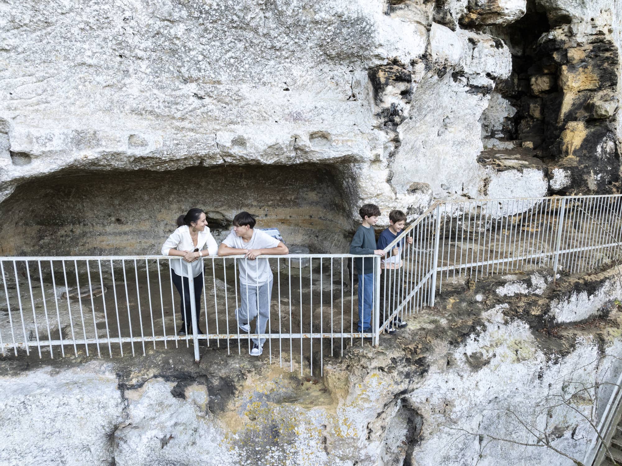 Lire la suite à propos de l’article Qu&rsquo;est-ce qu&rsquo;un site troglodytique ? Histoire, exemples et visites en France