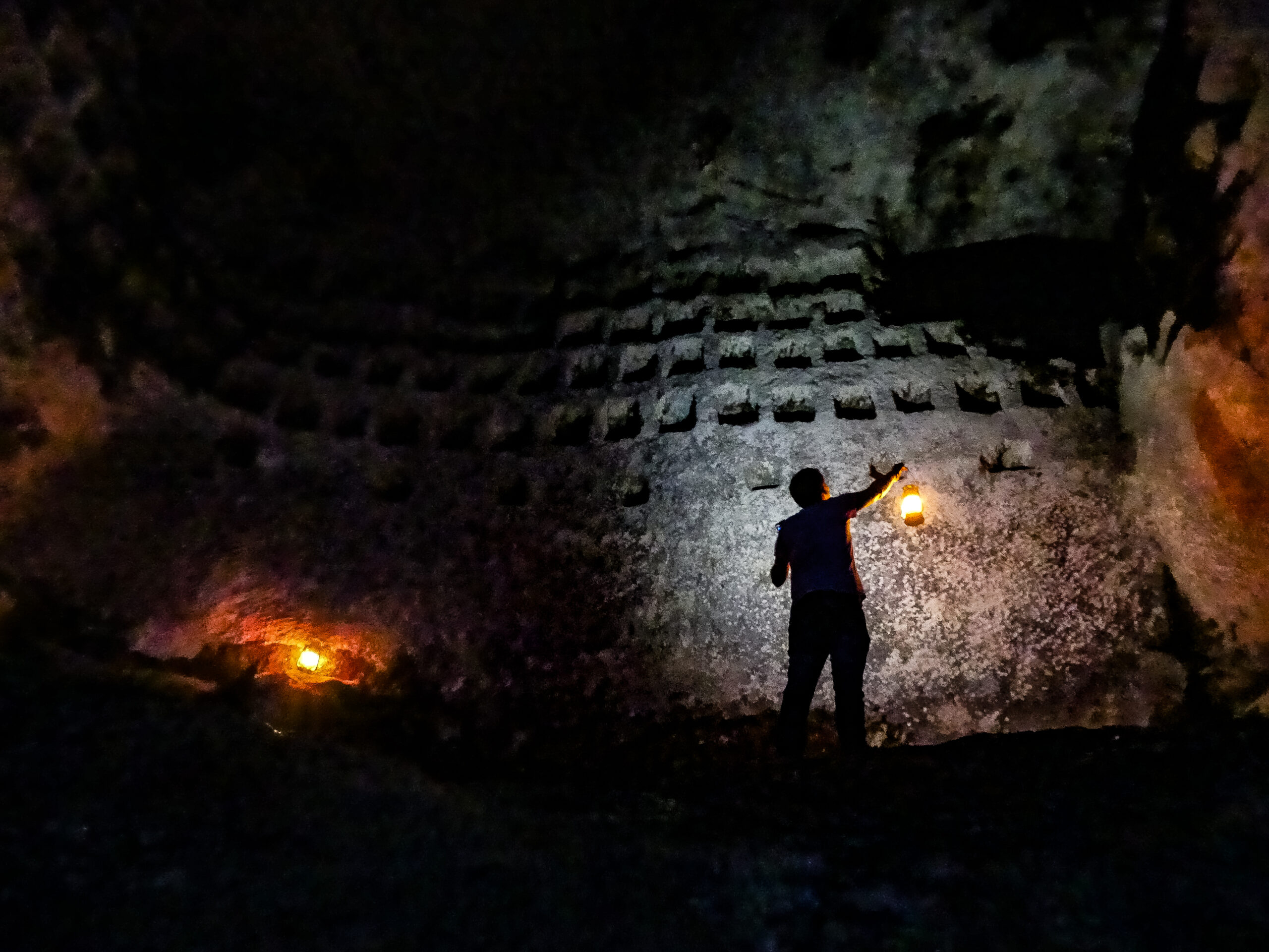 Lire la suite à propos de l’article Qu&rsquo;est-ce qu&rsquo;un site troglodytique ? Histoire, exemples et visites en France