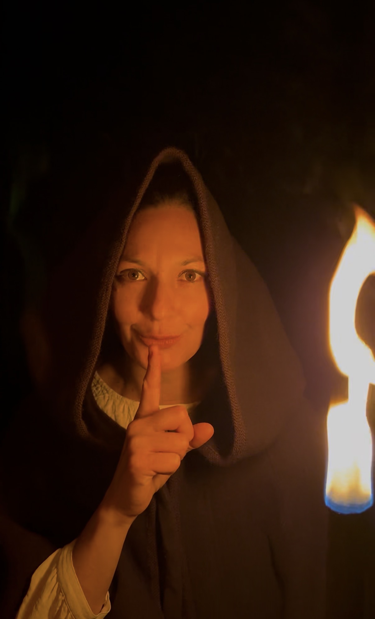 Comédienne en costume médiéval lors du spectacle nocturne La Falaise aux Secrets au Conquil en Dordogne