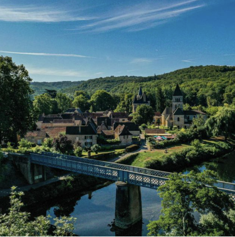 Lire la suite à propos de l’article Saint-Léon-sur-Vézère, un des Plus Beaux Villages de France au cœur de la vallée de la Vézère