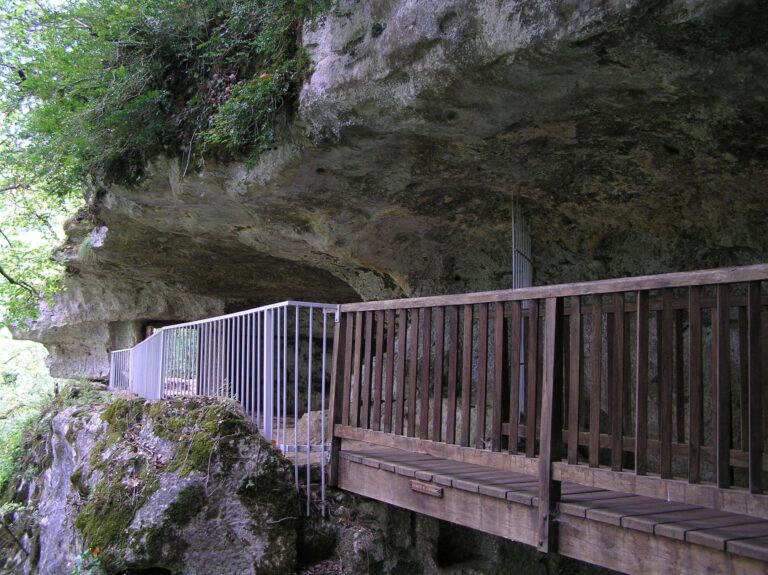 Lire la suite à propos de l’article Village troglodytique en Dordogne : sur les traces d&rsquo;un habitat creusé dans la falaise