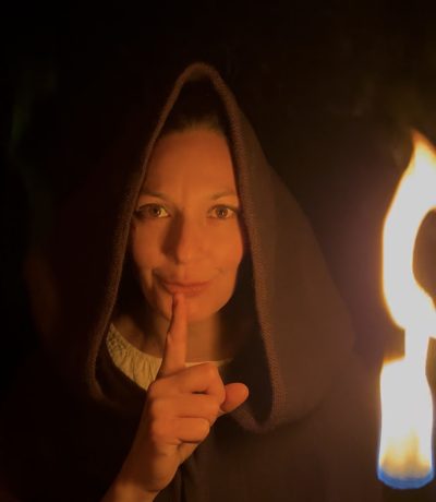 femme qui murmure un secret